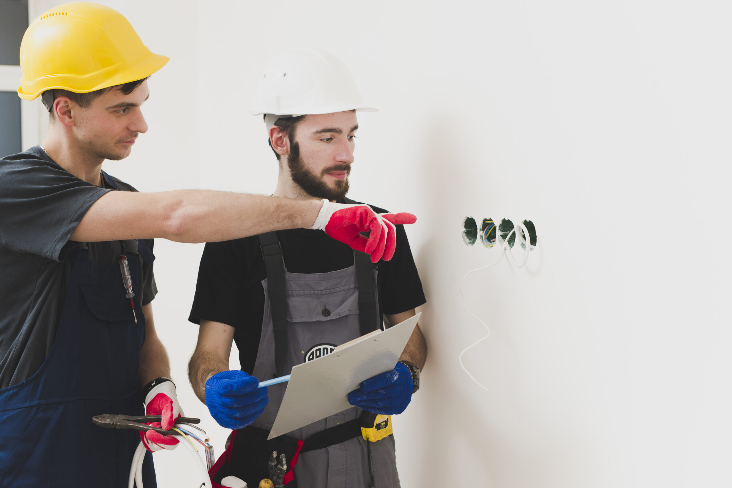 Vößing Elektrotechnik aus Essen - handymen collaborating plug holes scaled